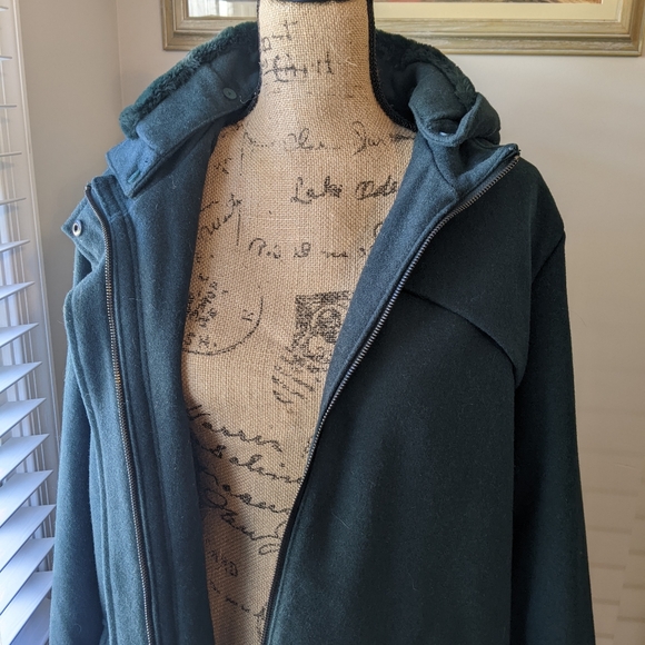 A beautiful green coat - Picture 6 of 8